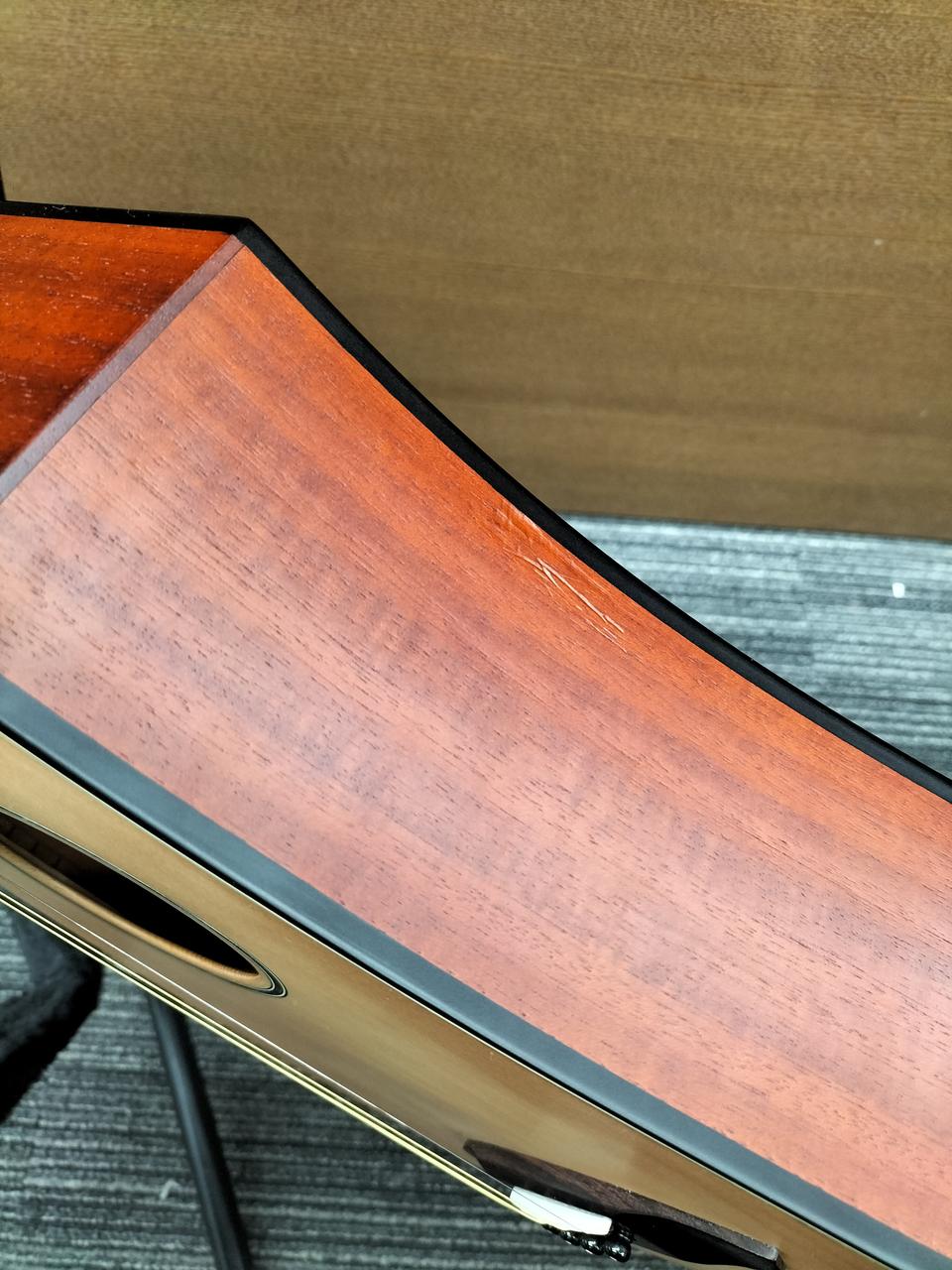 目立つ傷ボディサイドにあり