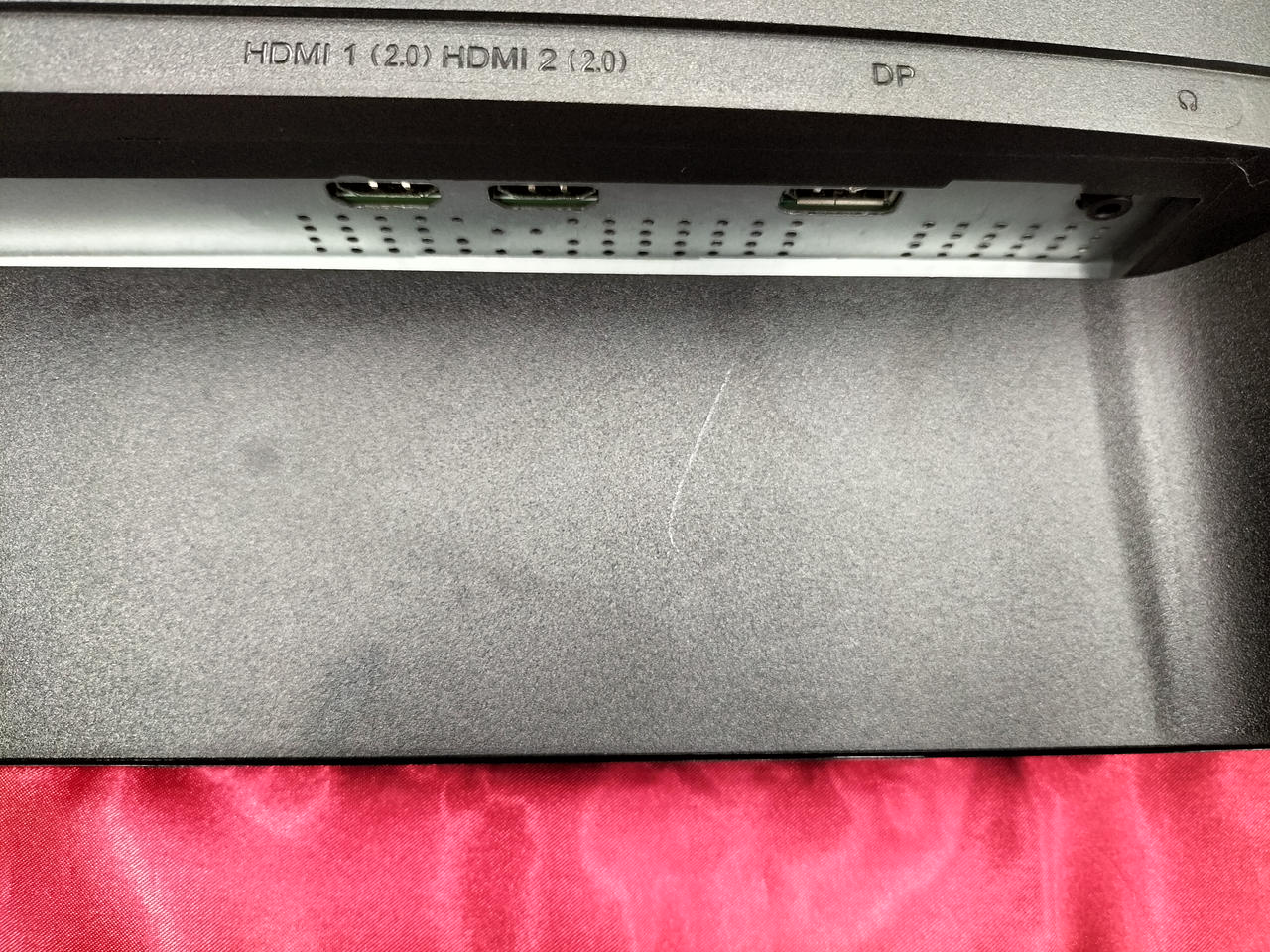 線キズがあります。