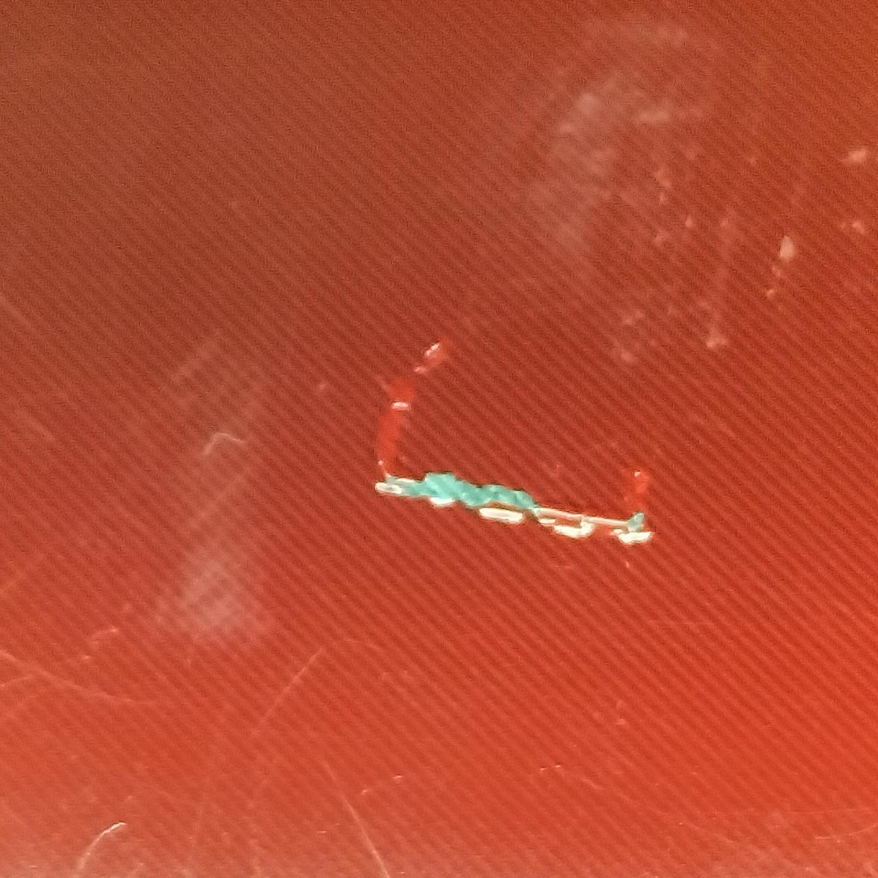 ひっかき傷を直した跡あります