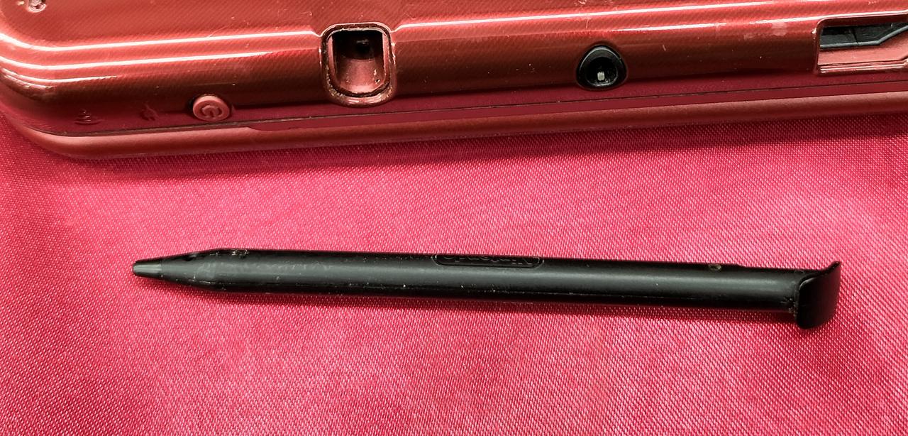 純正タッチペン付属します。