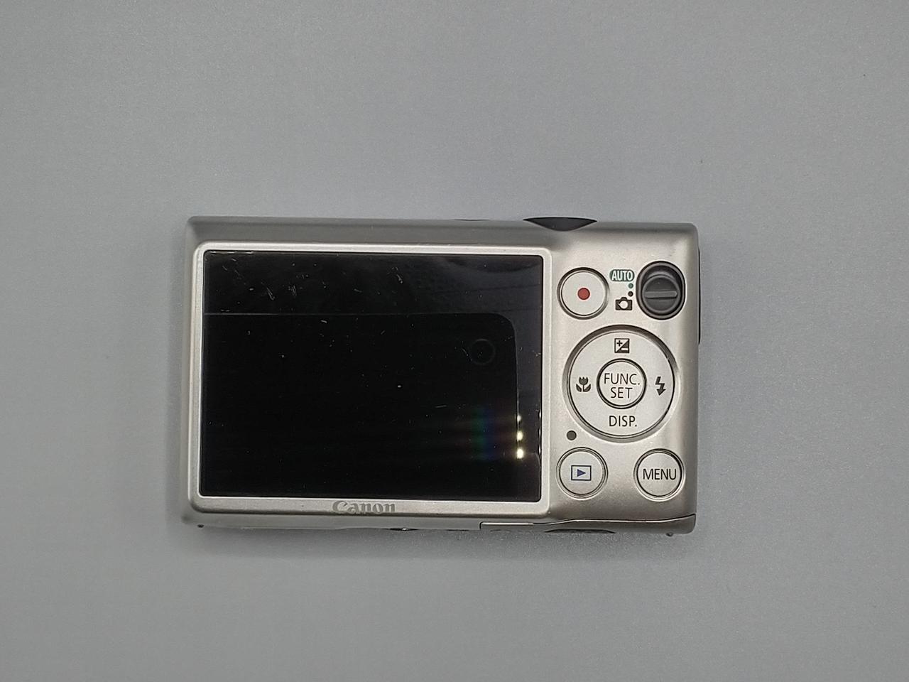 液晶に小キズ等ありますがきれいな状態です