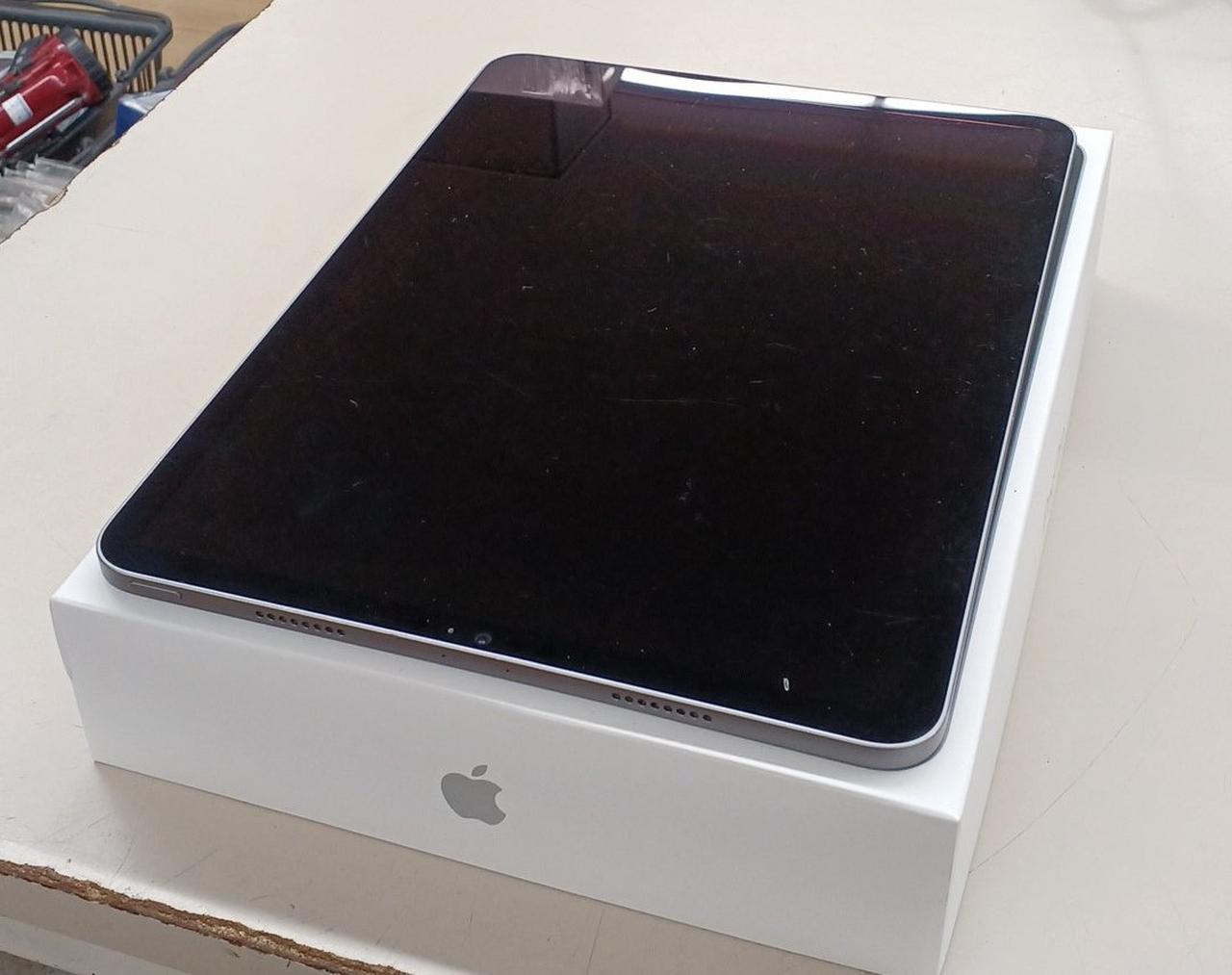 画面に細かいキズ多数あります