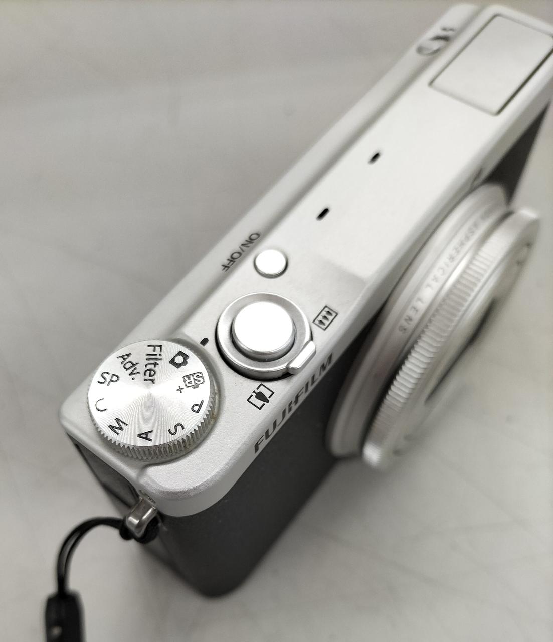 Fujifilm XQ2 中古デジタルカメラ 純正ストラップ付き 中古】FUJIFILM 富士フィルム XQ2 シルバー コンパクトデジタル