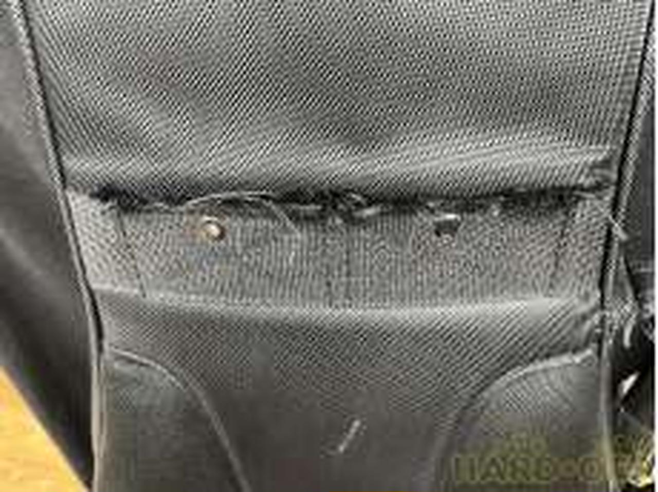 ショルダー部分　切られています。。