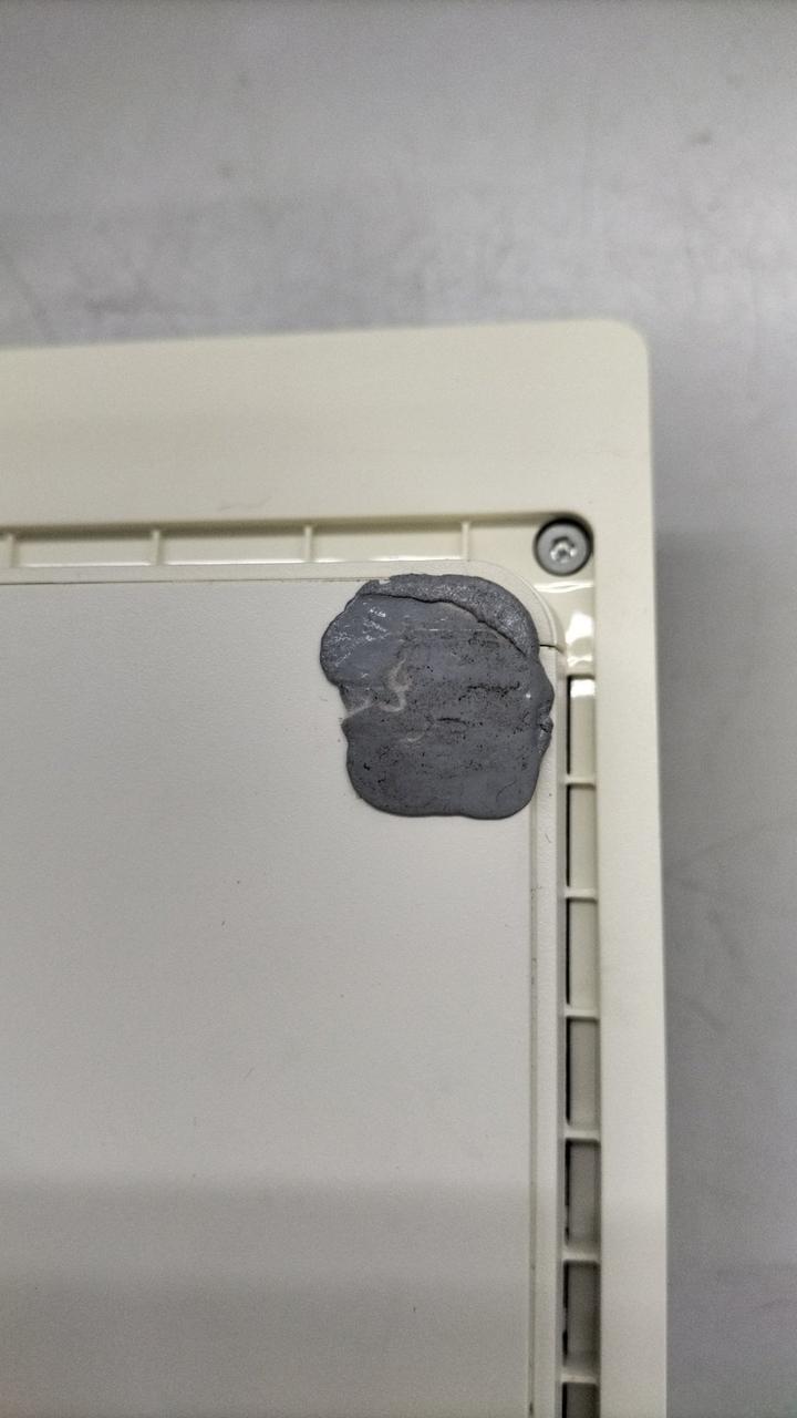 足、一カ所溶けてます。