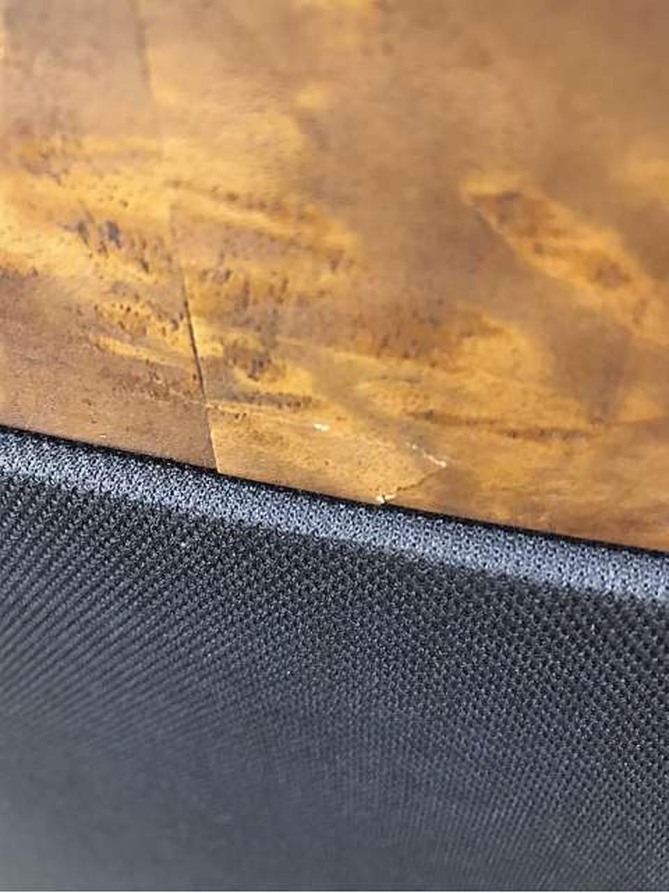 右スピーカーのフロントに補修跡あります。