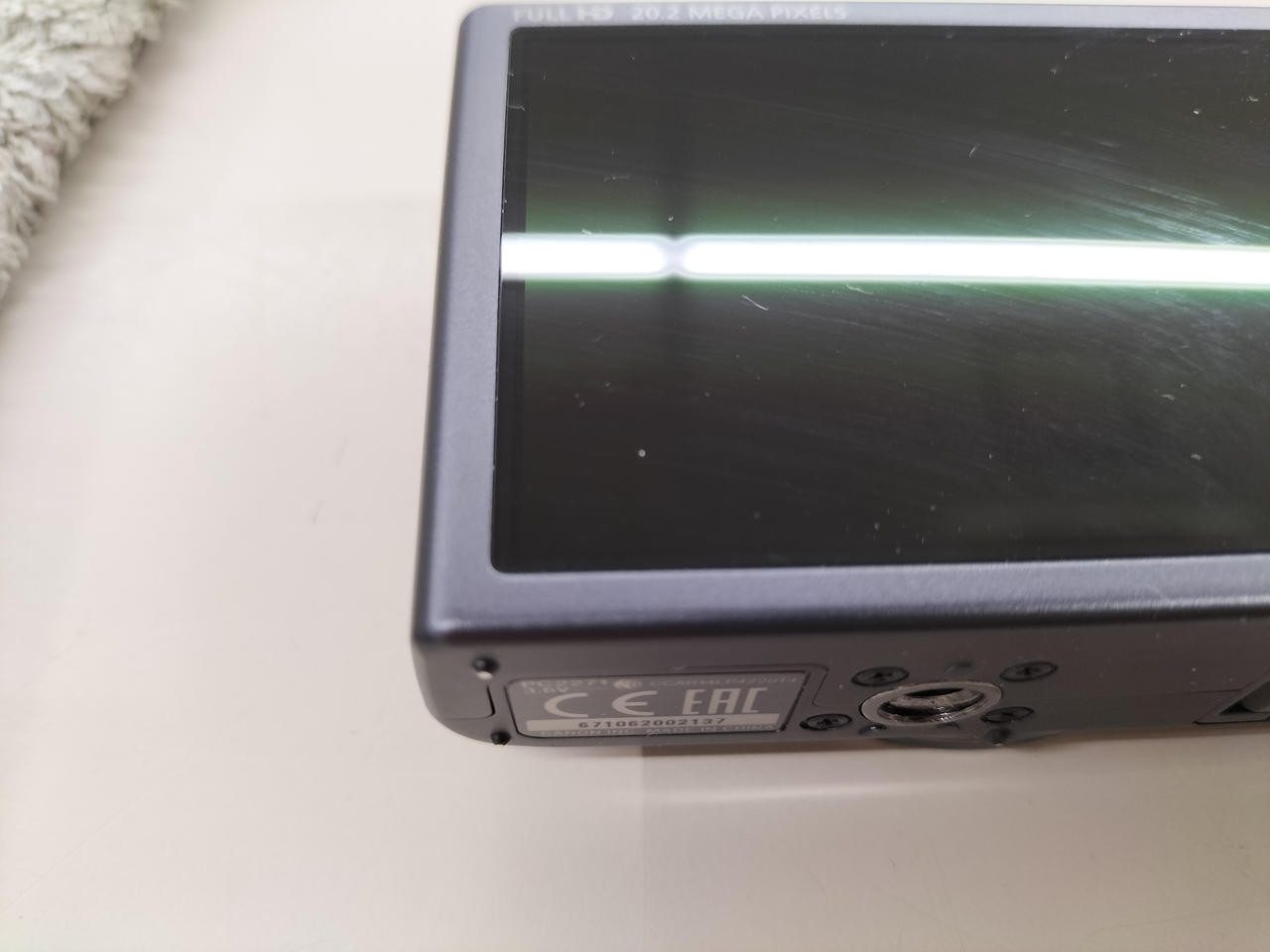 液晶左下に白い傷跡あり