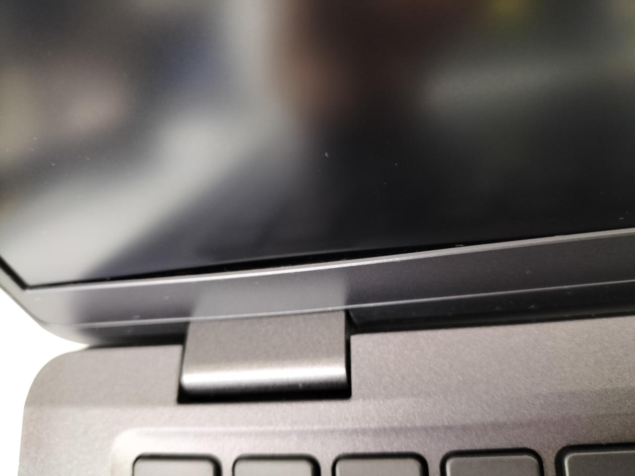 液晶ヒンジ付近浮きあり