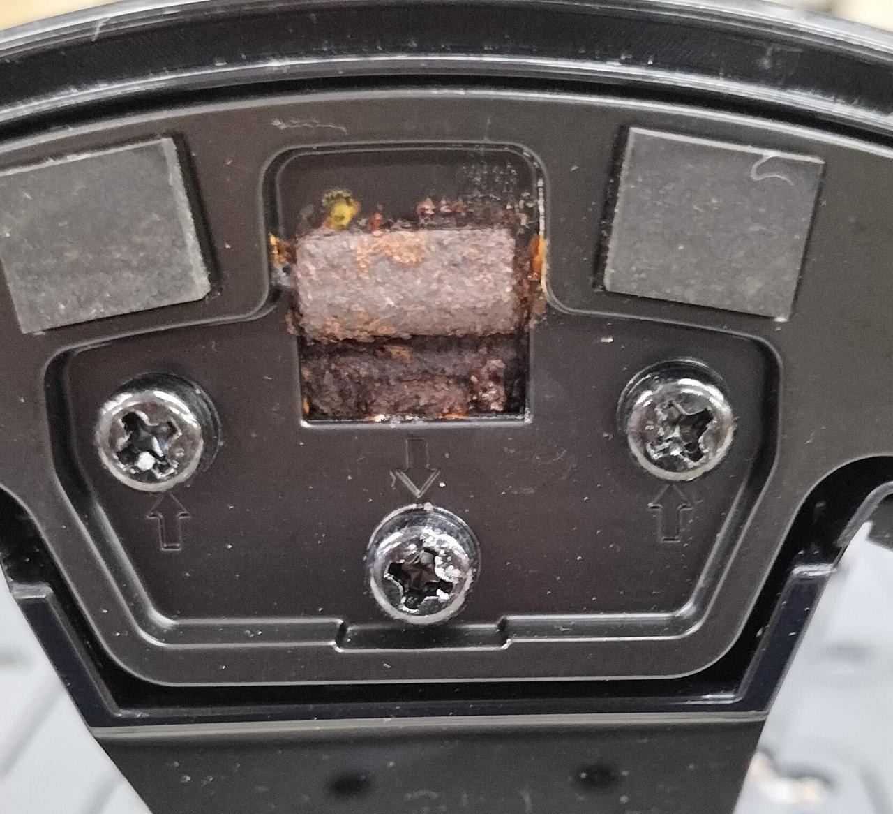 金属部分錆びています。