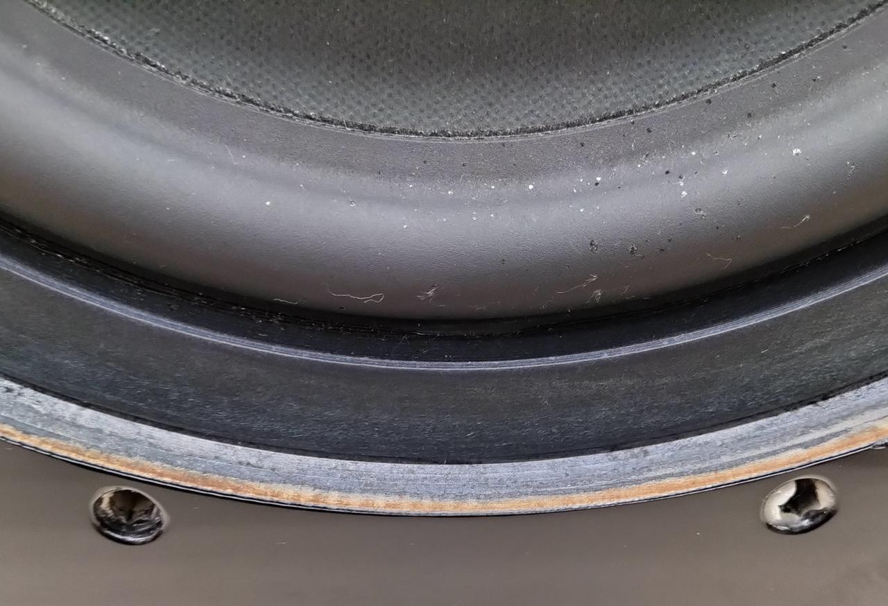 接着剤が付着しています。