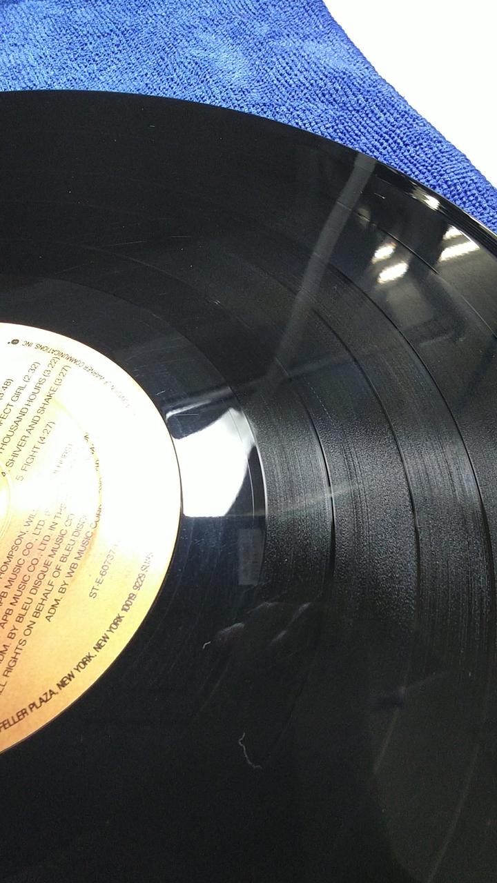 6枚目の写真と同様の傷