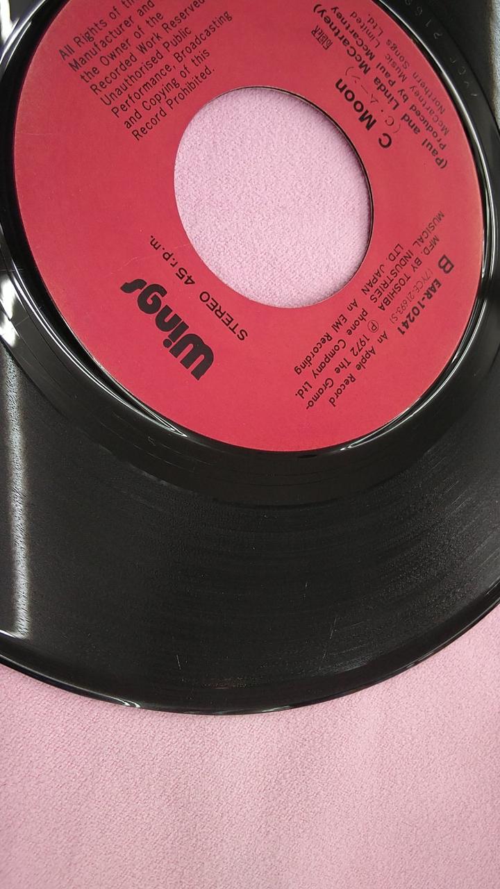 B面は長さ3cmほどの傷が有ります