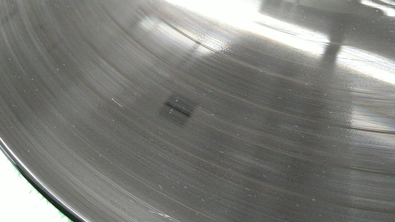 A面、小さい擦り傷有り