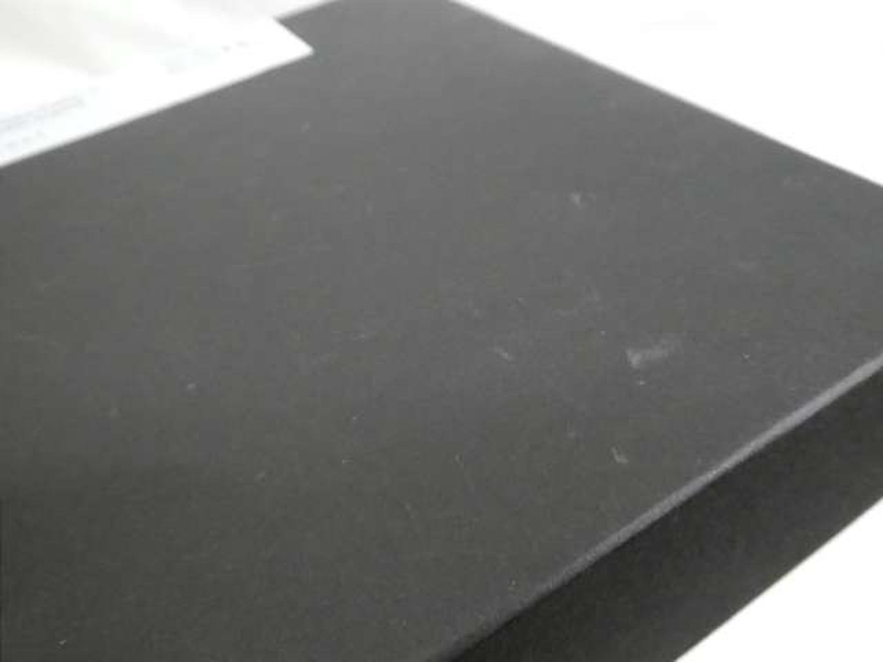外箱に少し擦り白傷汚れ、薄っすら凹みあり