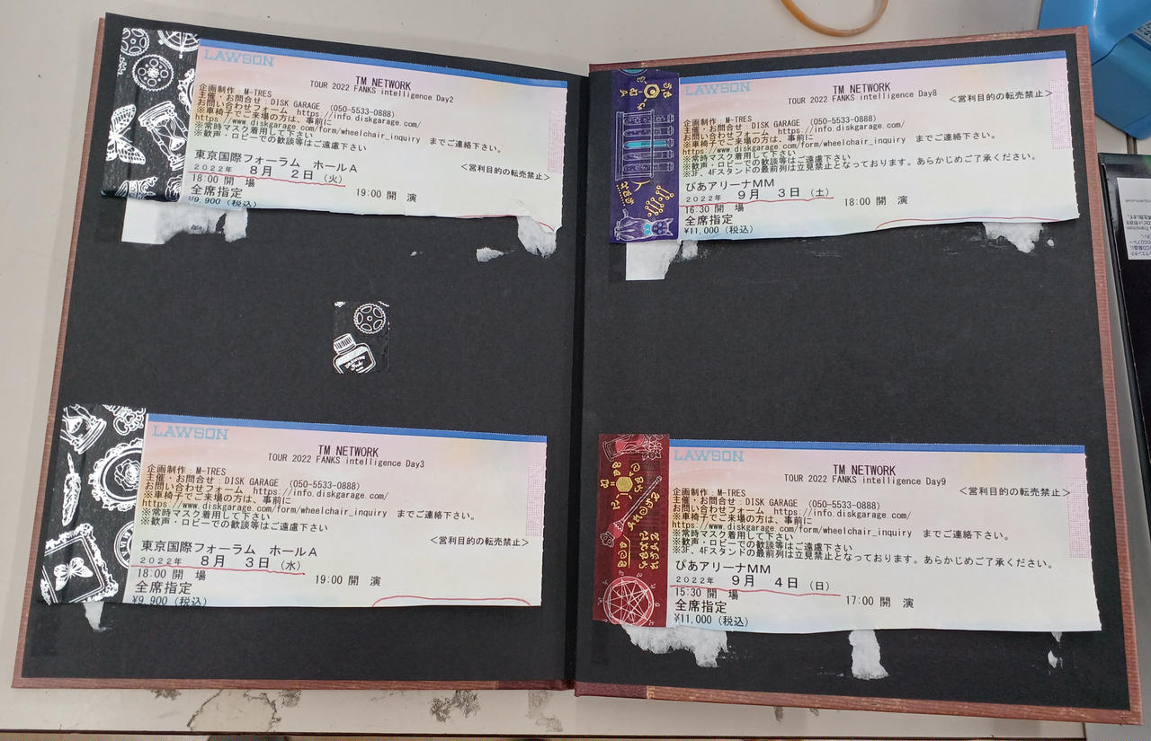 紙チケット貼られている