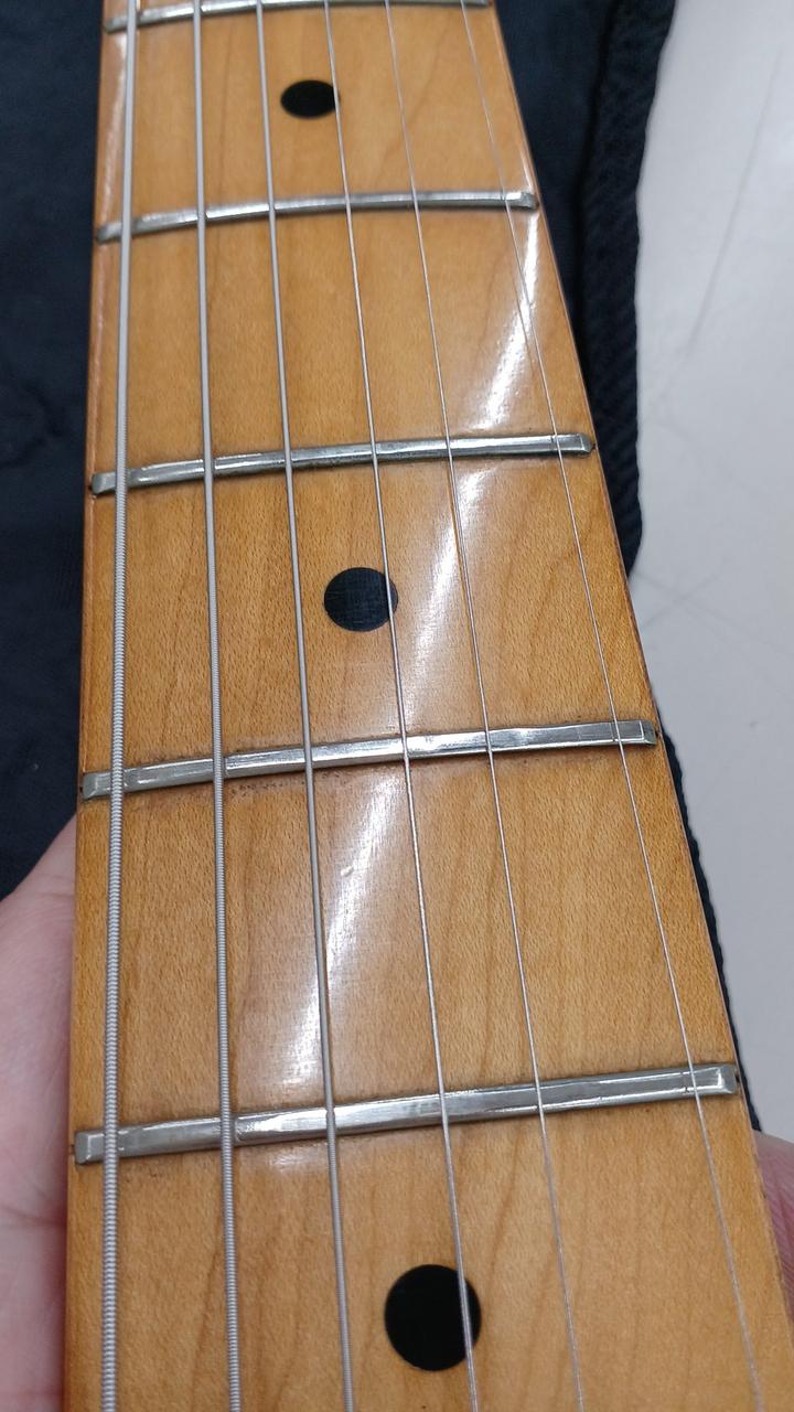 フレット低くなっていますがビビりは無し