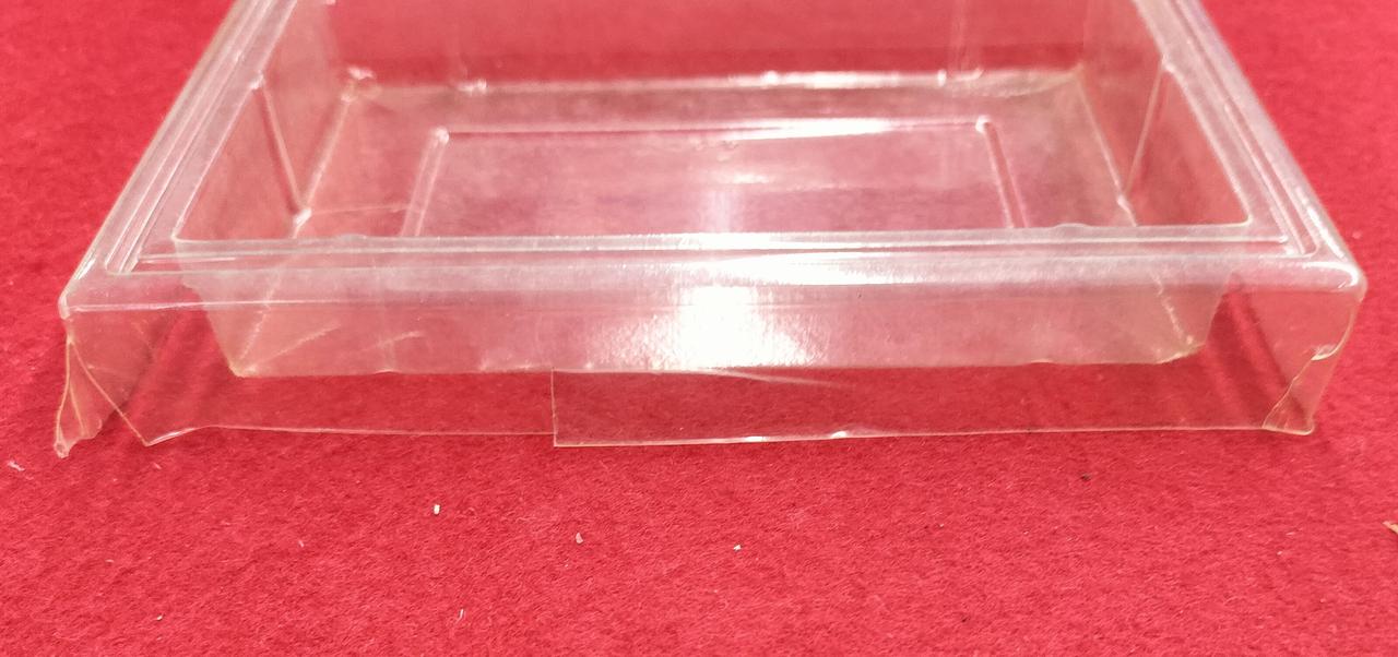 割れています。