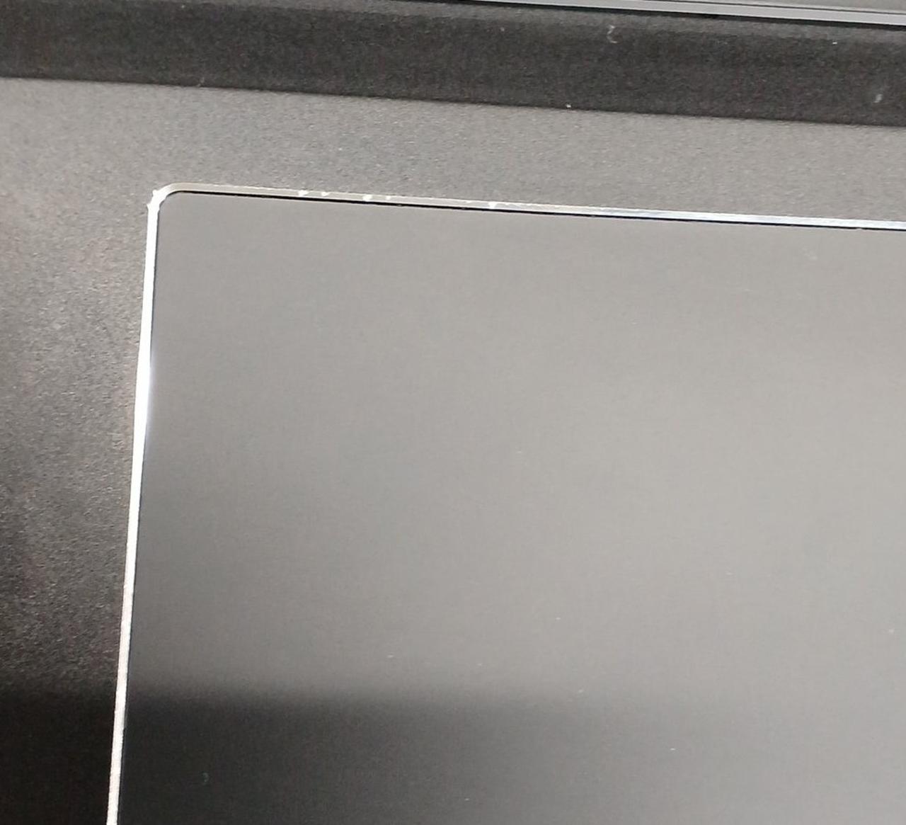 フチにキズあり