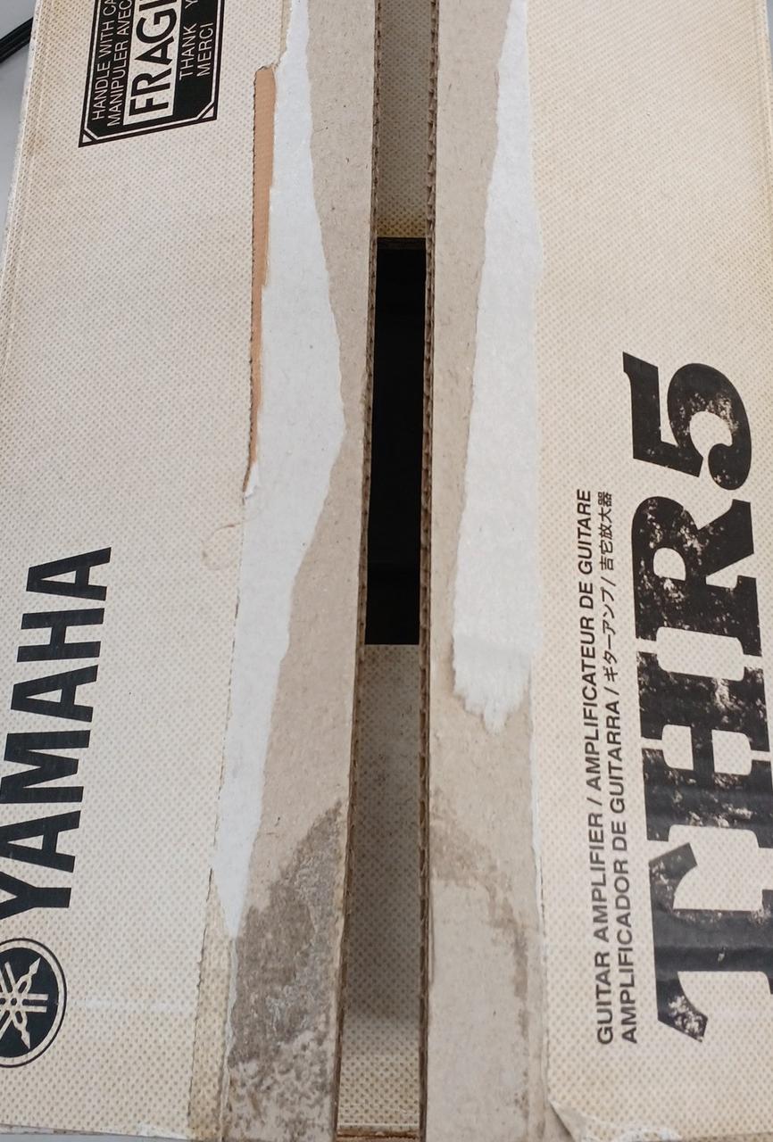 テープ剥がし跡あり