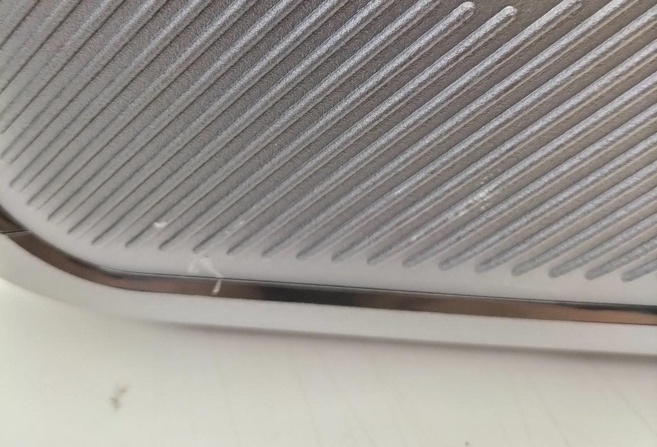 擦れたようなキズあり。