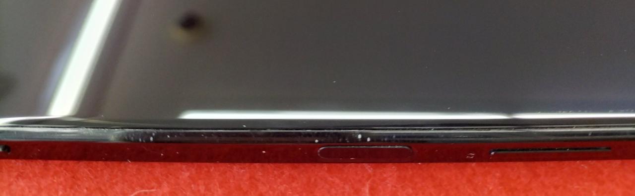 縁取りに細かいキズあり。