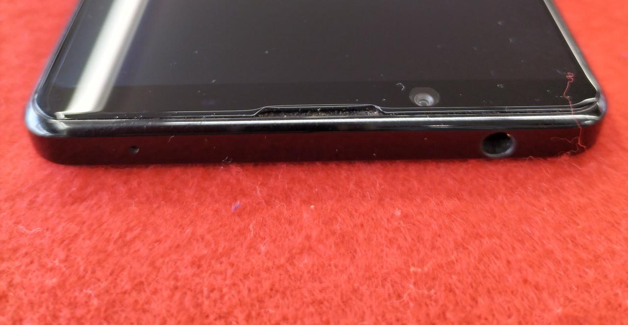 縁取りに細かいキズあり。