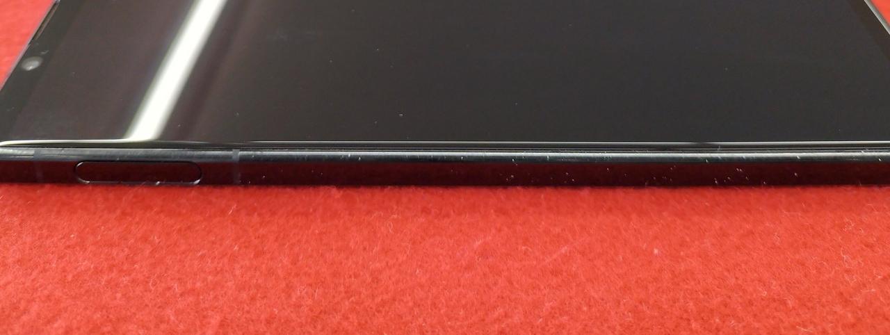 縁取りに細かいキズあり。