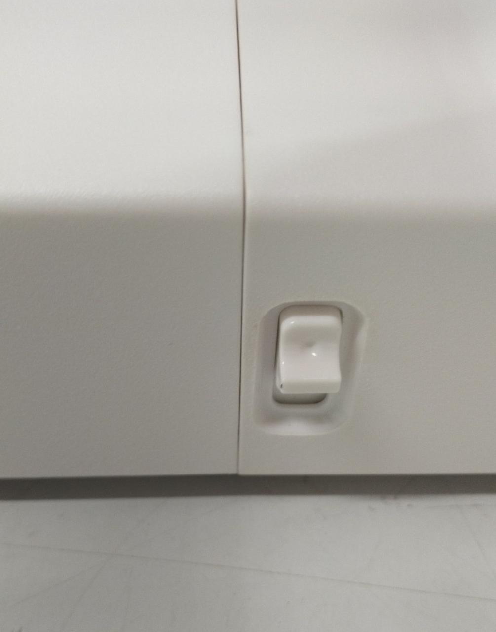 背面側、レバーを下げて折りたたむ