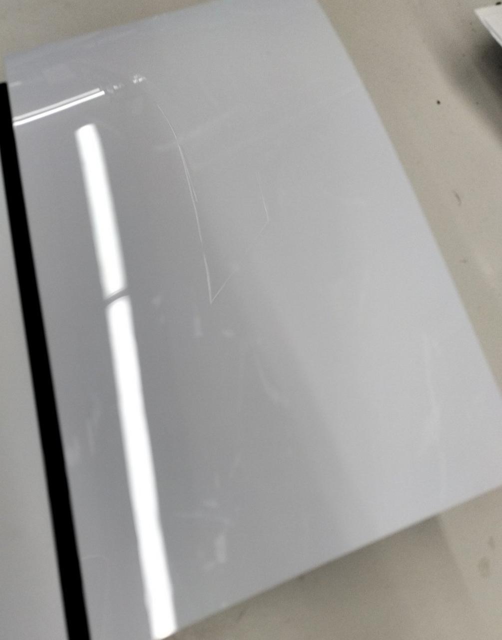 鏡面部分にキズあり