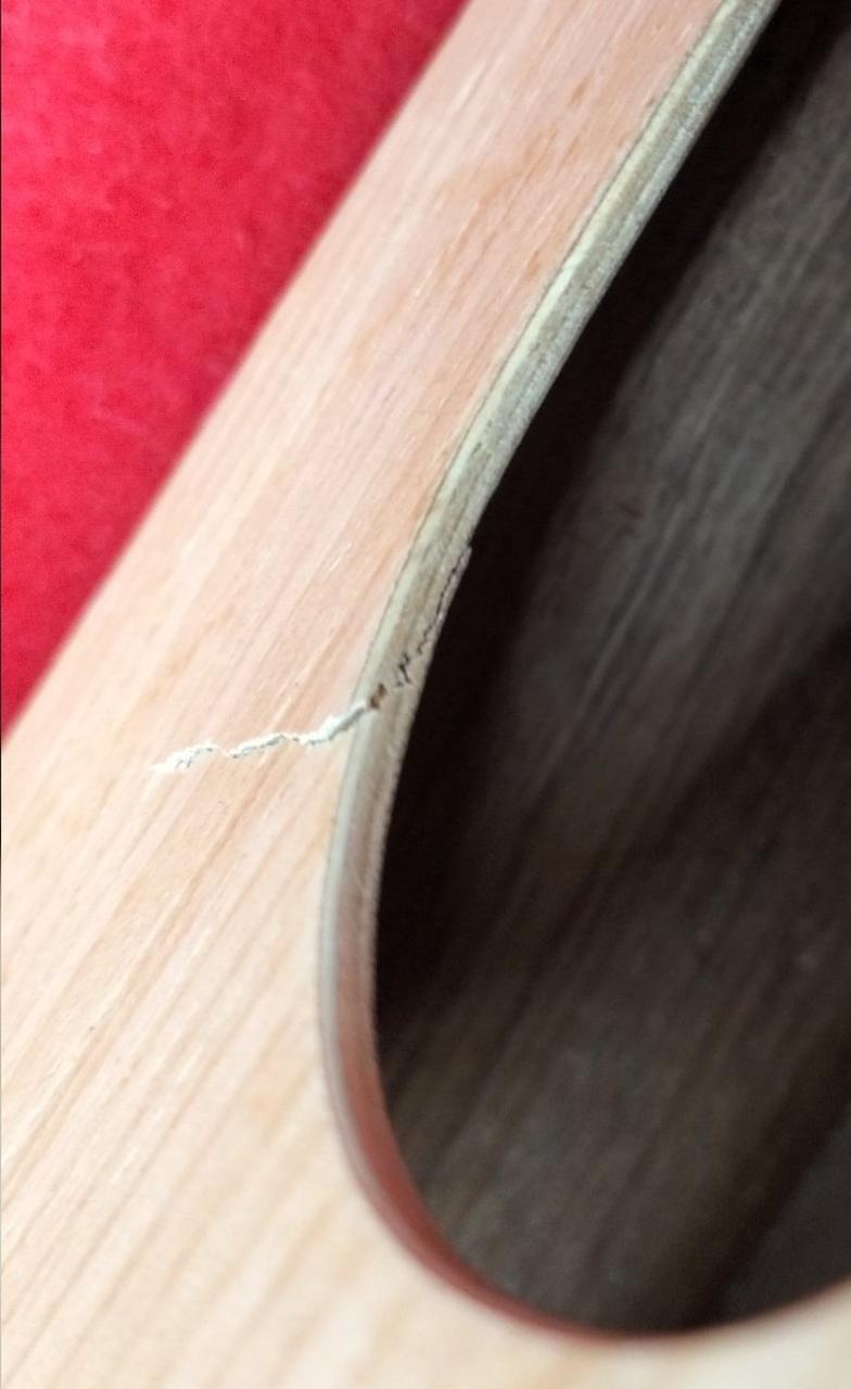 中側まで割れが入っています