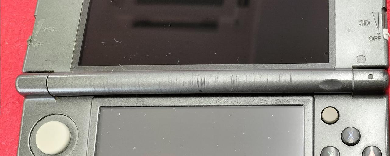 液晶開閉部にキズ多数あります。