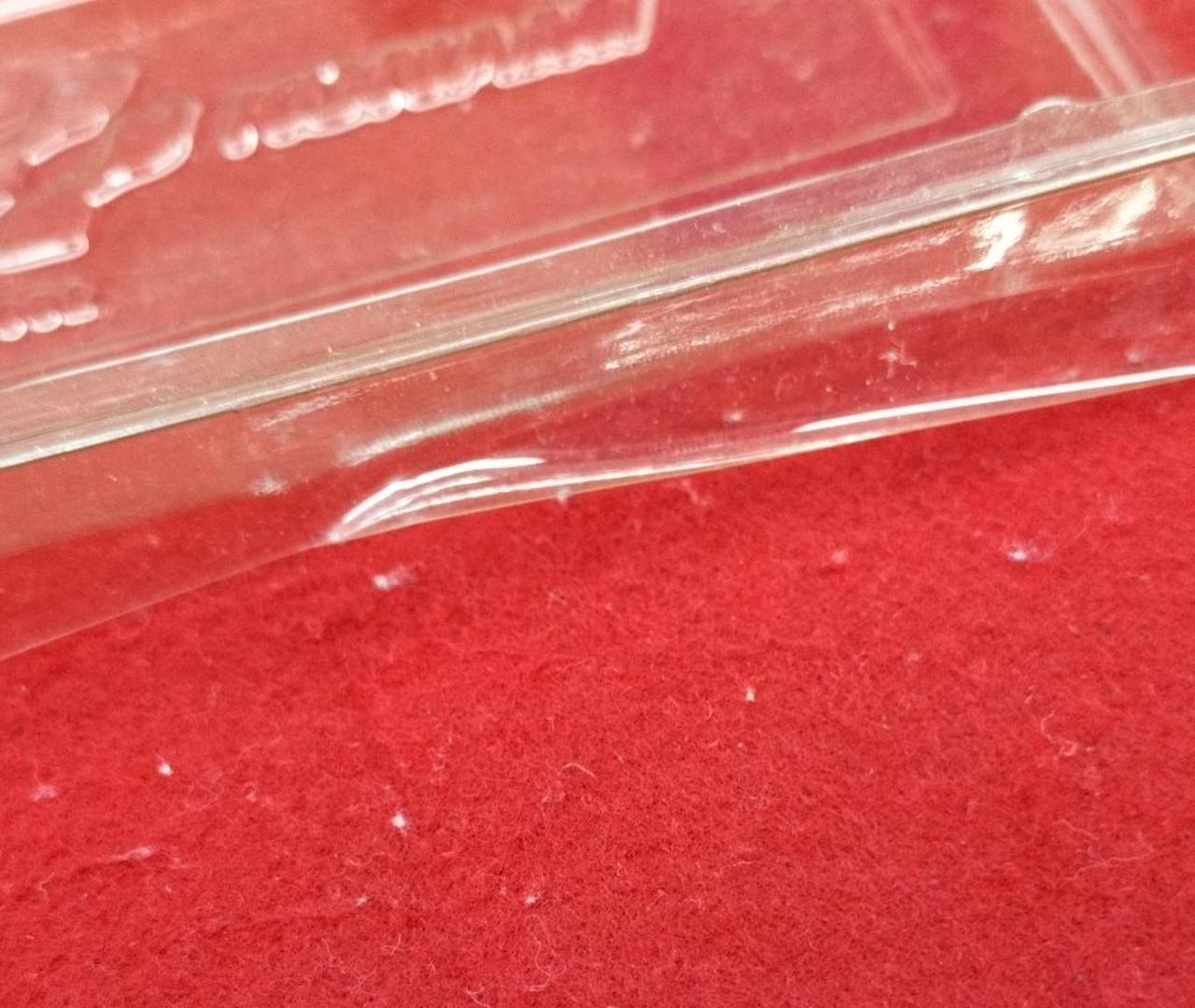 プラ箱に歪み、変形あり