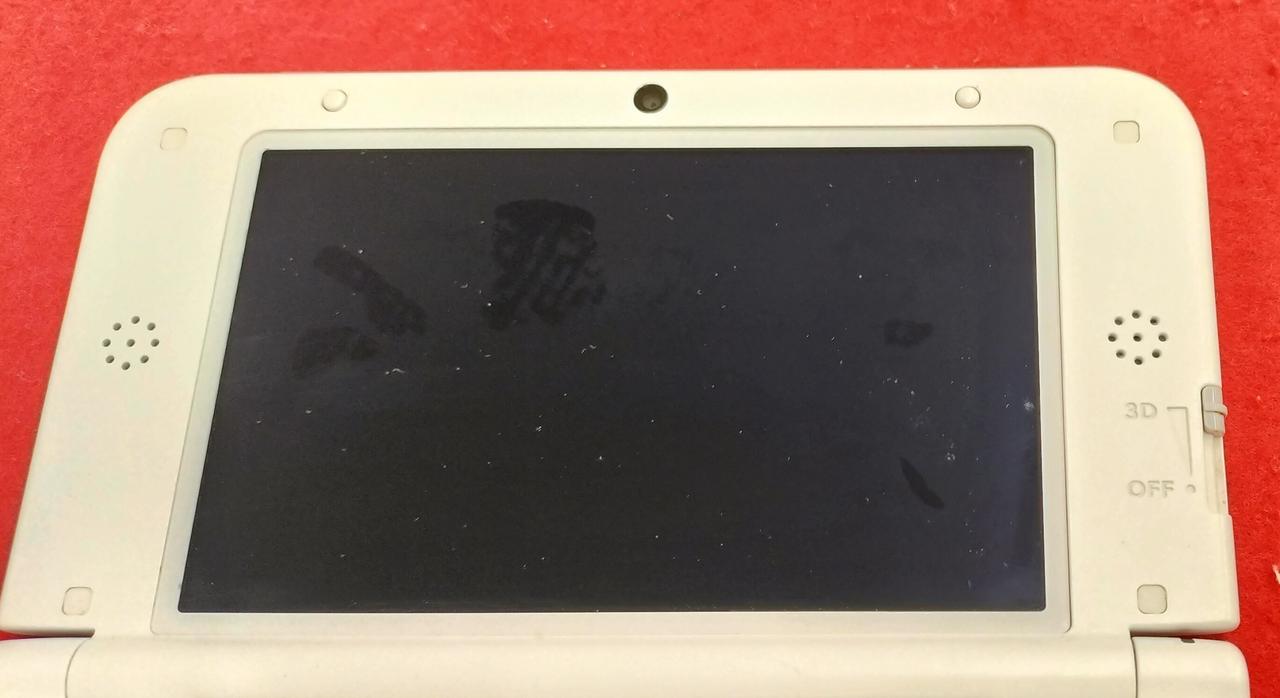 画面にシミのようなものがあります。