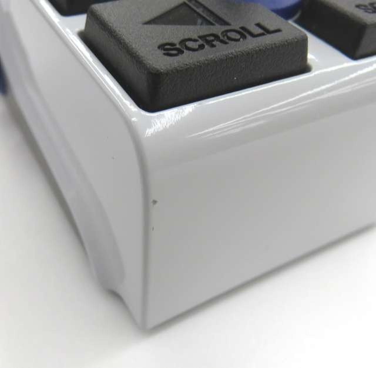 本体下側に小さな打痕.