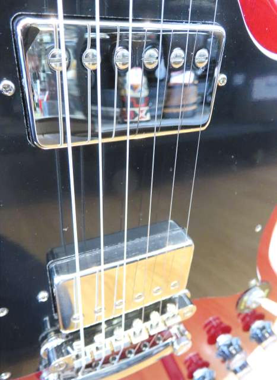 ピックガードはまだフィルムが貼ってありま