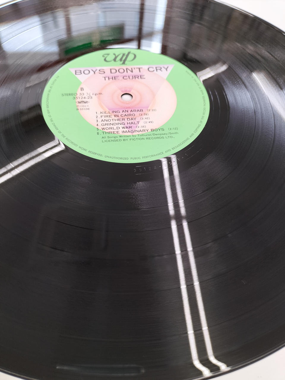 B面
目視ではキズは見られませんでした。