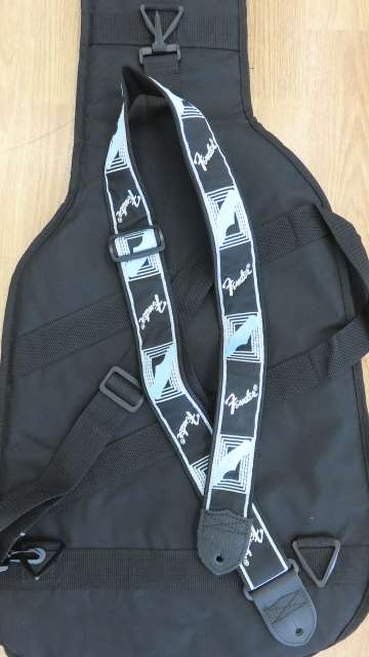 モノグラムストラップ付属.