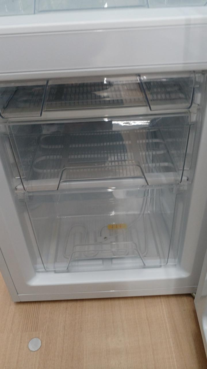 一番下の段のケースにヒビあり