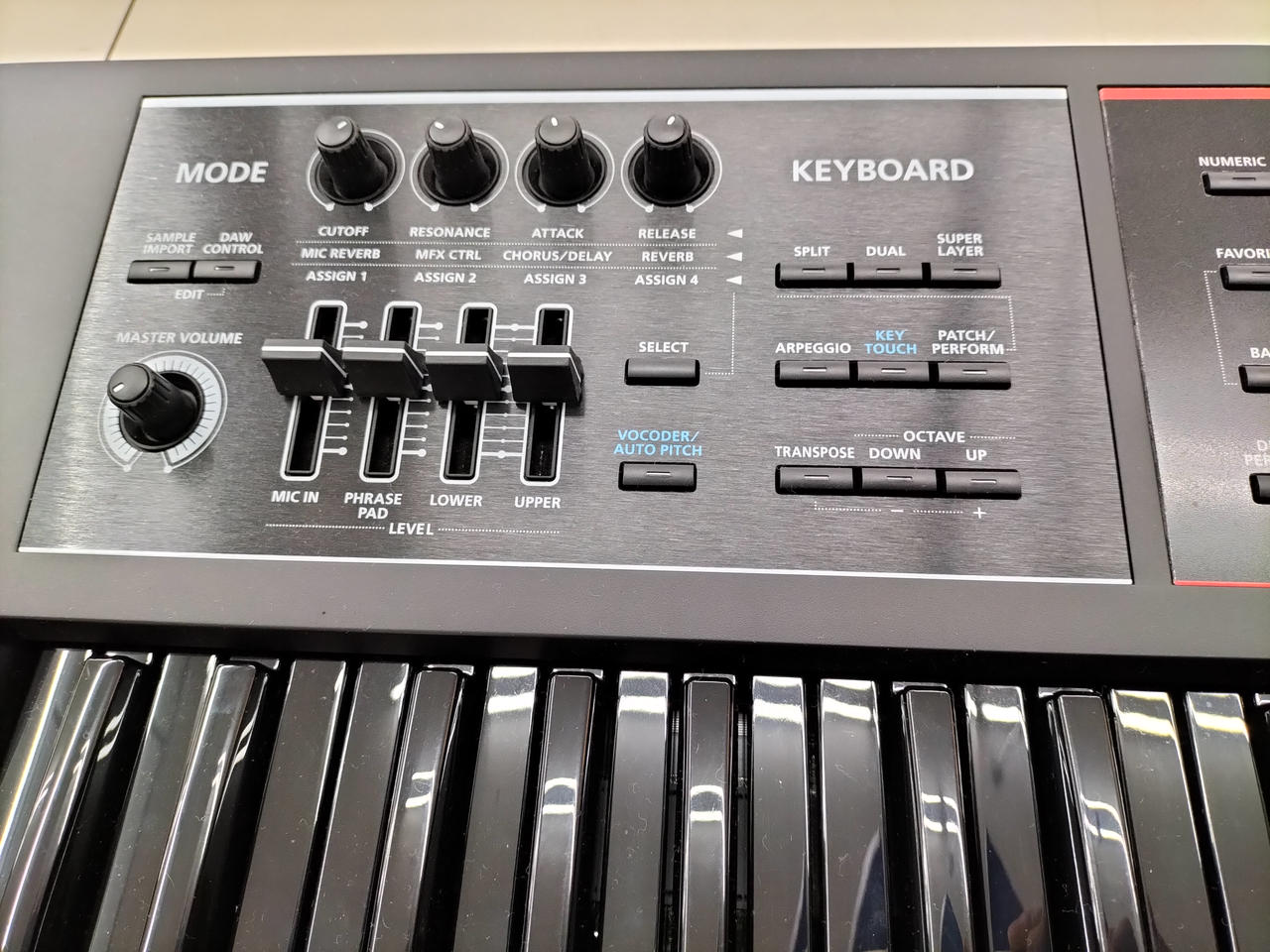 【中古】Roland シンセサイザー D-50 ハードケース・取説・音色カード Roland シンセサイザー D-50 ハードケース・取説・音色カード