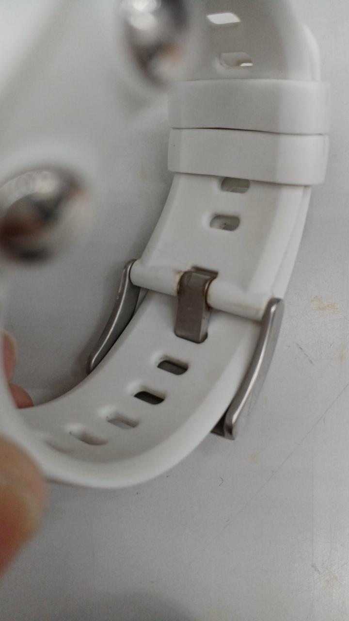 金具部、サビっぽいヨゴレあり。