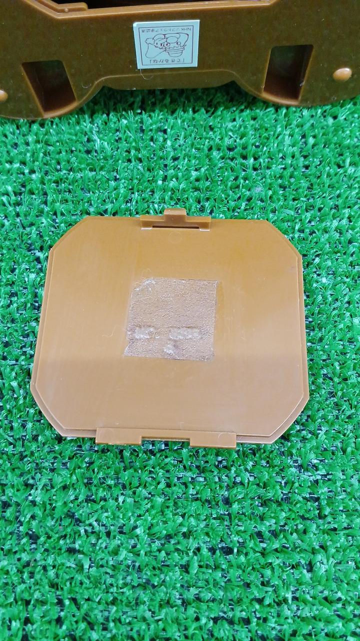 電池蓋裏側ベタ付きあります