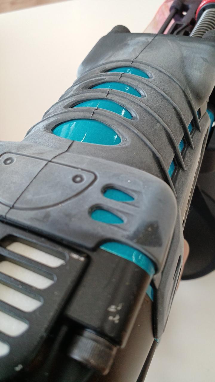 スリキズあり。