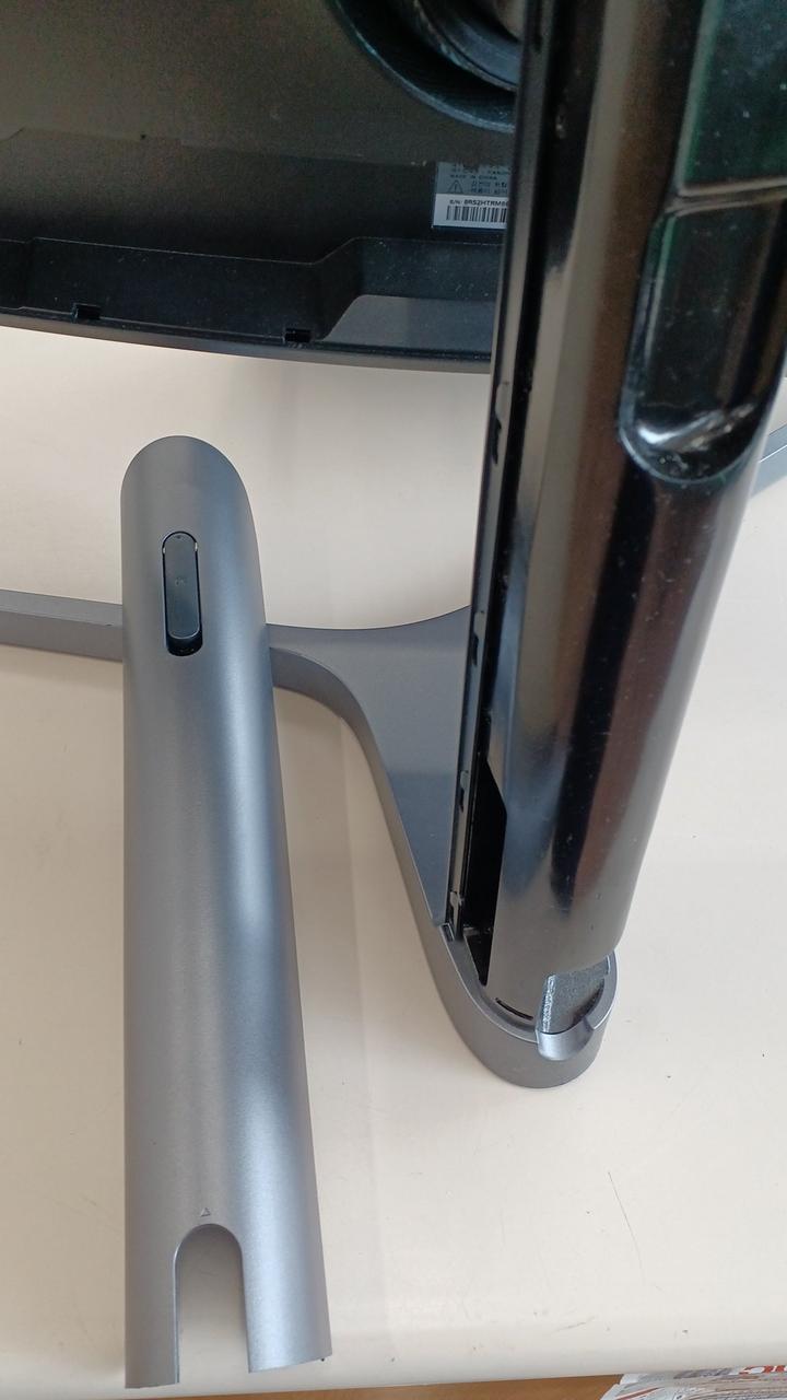 スタンドカバーが外れやすいです