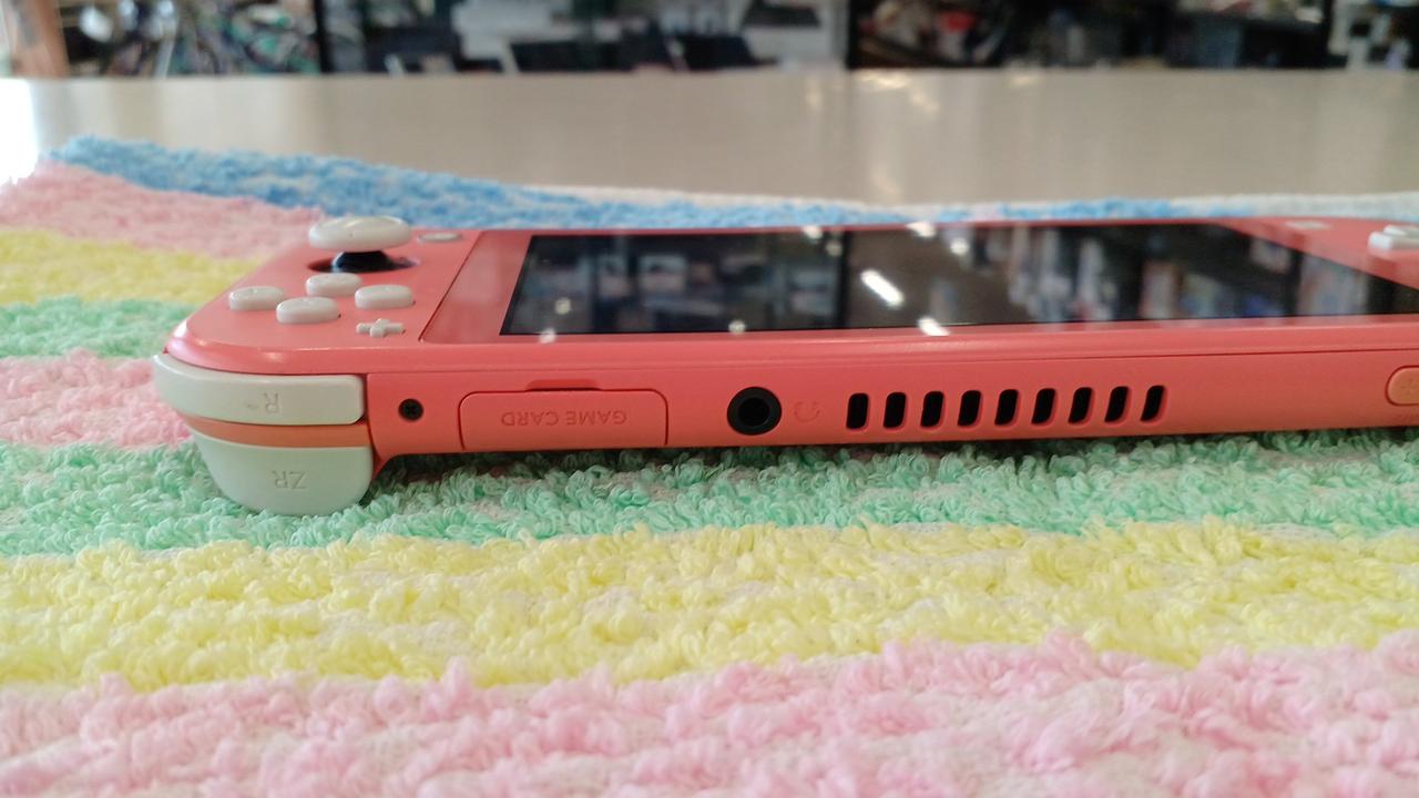 Nintendo switch lite コーラルピンク本体のみ 画面にキズあり