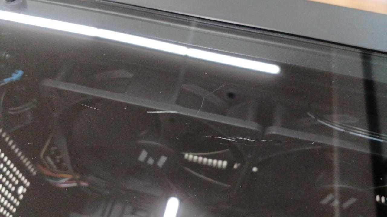 ガラスパネルにキズあります