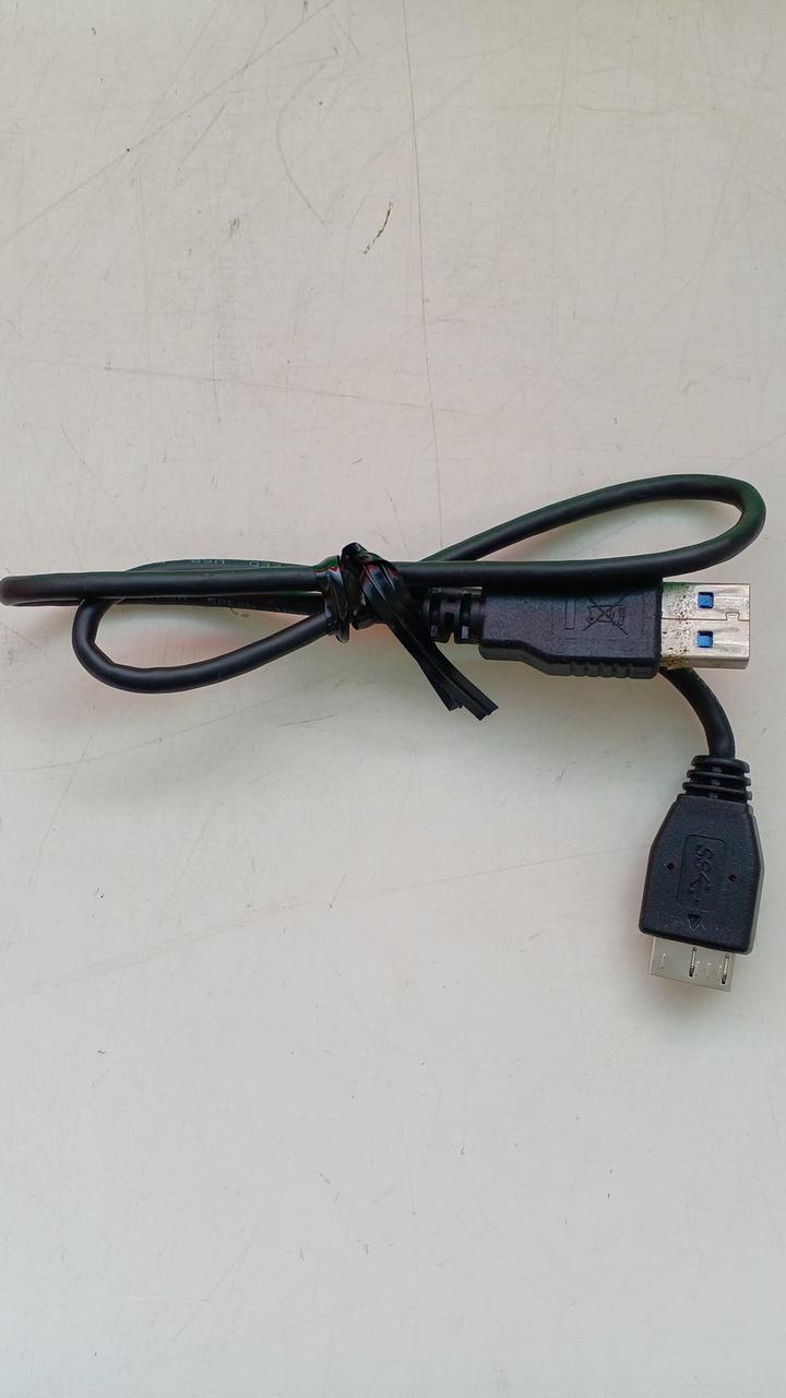 USBケーブルに少しサビあります