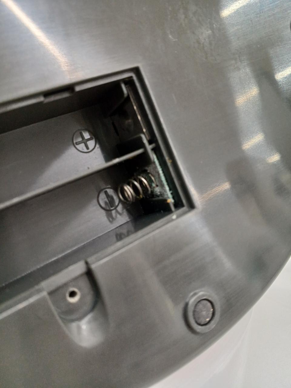 液漏れ跡あります。