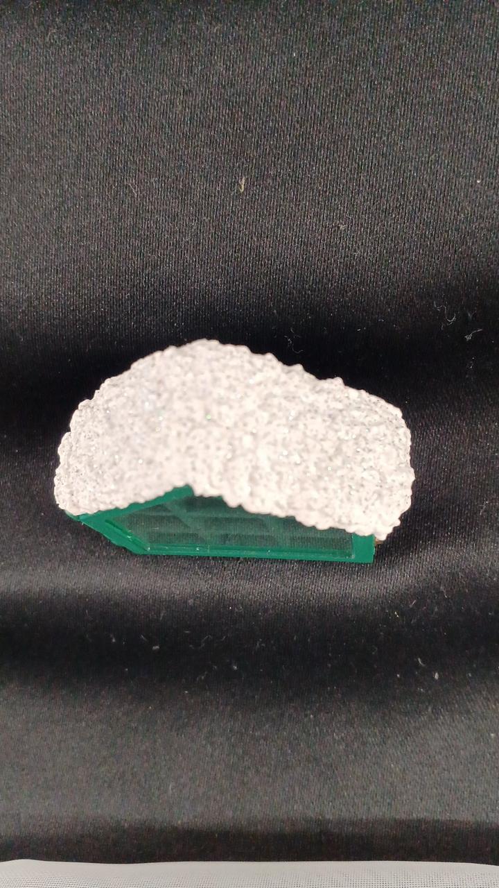 屋根にラメ塗装されています