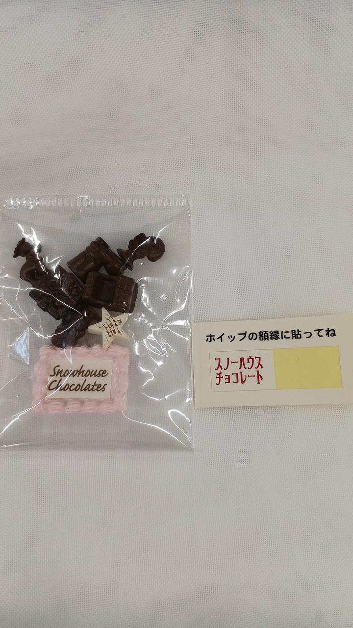 英語表記の物が貼られています