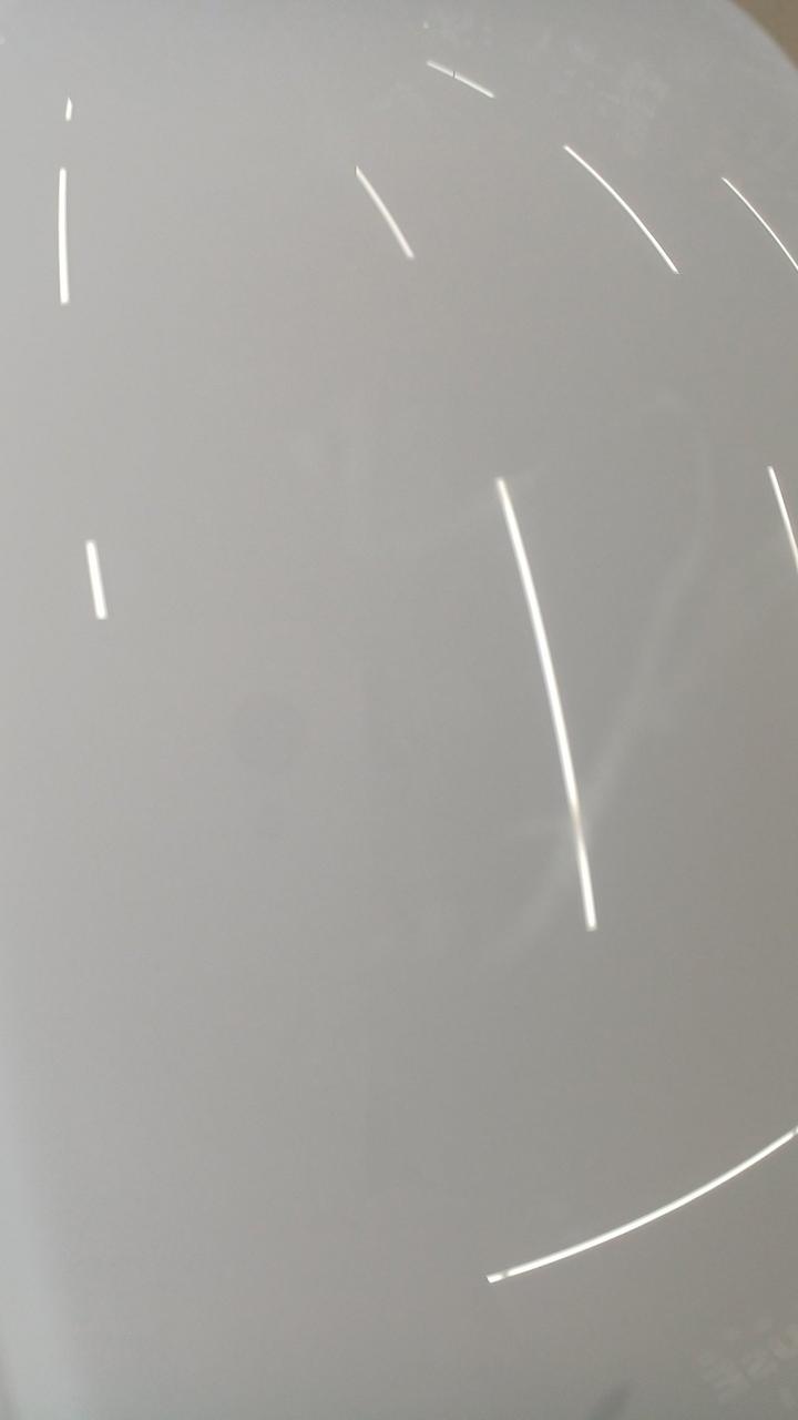 上部に薄いキズが広範囲にあります